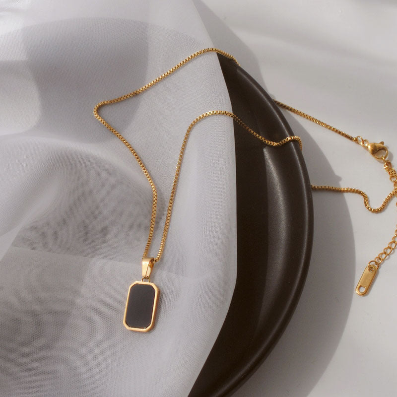 18K Gold Rectangular Pendant Necklace Sleek & Modern Design