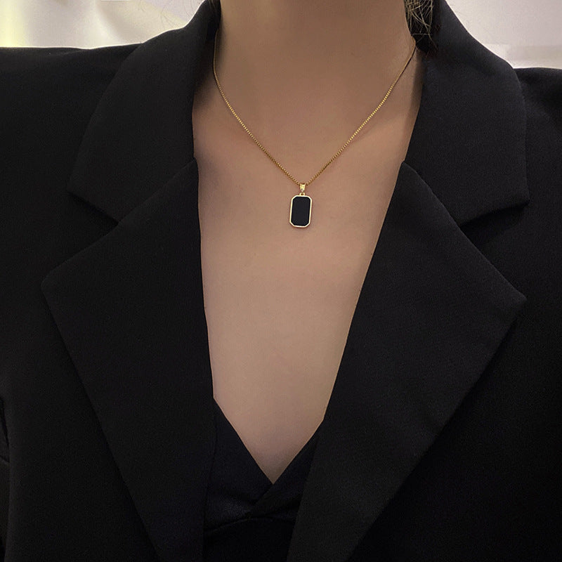 18K Gold Rectangular Pendant Necklace Sleek & Modern Design